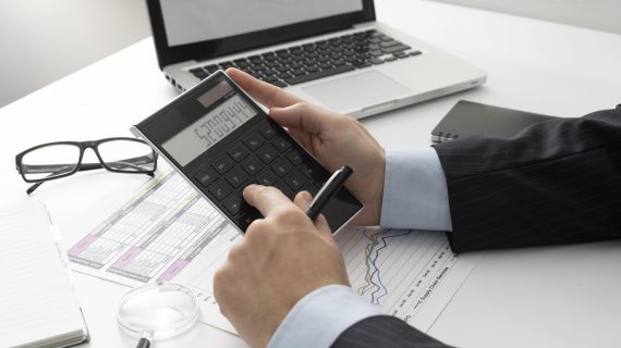 Коливання ціни у публічних закупівлях: як змінювати договір і не потрапити в юридичну пастку